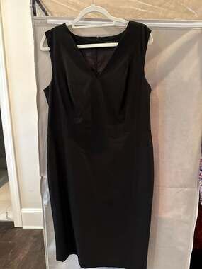 Ann Taylor Black Sleeveless V-Neck Fitted Sheath Pencil Dress